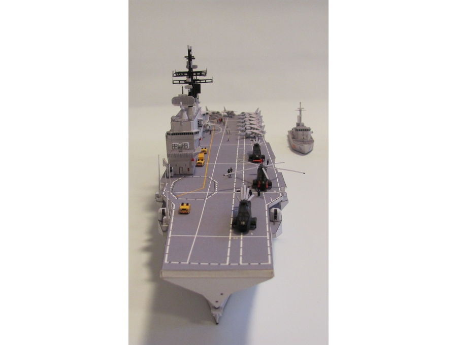 伊海軍空母ジュゼッペ・ガリバルディのペーパークラフト画像ページ